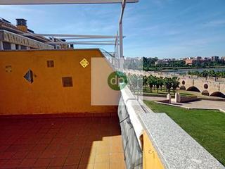 Àtic a La Estación. Junto a la entrada del puente de palmas.