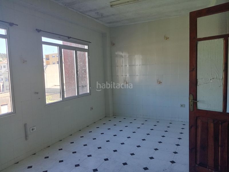 Foto 704a41ef-8bf6-4ae7-983a-fd517bf238d1. Casa aparellada amb aparcament a Cee