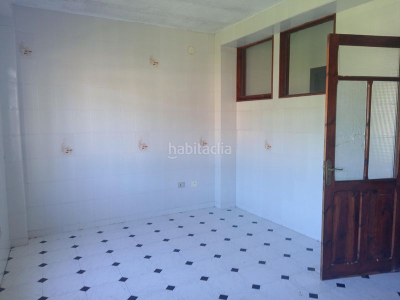 Foto 88c28ef9-5b2e-40de-86c2-2dff07e07618. Casa aparellada amb aparcament a Cee