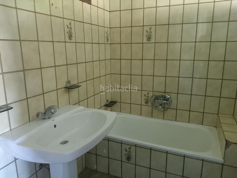 Foto d55745b4-8dad-4b61-b366-aab1da69401a. Casa aparellada amb aparcament a Cee