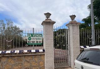 Finca rústica a Sant Llorenç d´Hortons. Solares en el centro del pueblo.