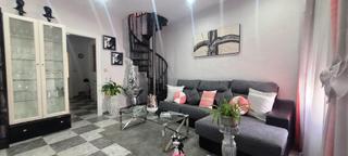 Casa pareada en Rus. Casa situada al lado del la plaza de  rus