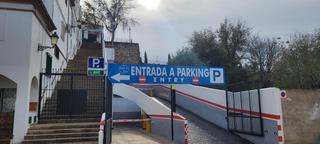 Aparcament cotxe a Baeza. Es un parquimg público en el centro de baeza.
