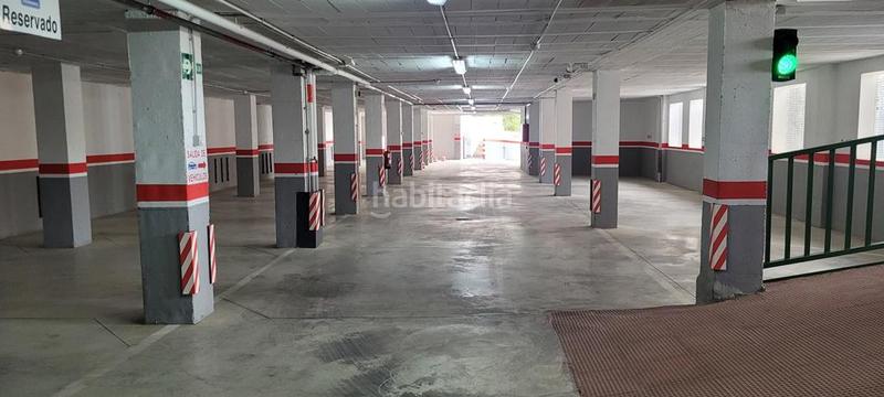 Foto fa7a5b0d-1228-45b0-b5eb-bd034462da99. Parking coche es un parquimg público en el centro . en Baeza