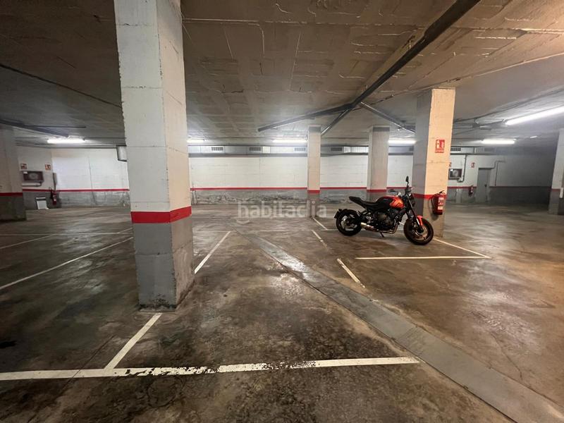 Foto 79aa2adf-252f-40a5-b62d-345de2180428. Parking coche próximo al campo de fútbol espirall en Vilafranca del Penedès