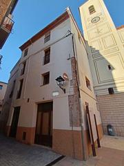Xalet a Sant Quintí de Mediona. En el centro de la población