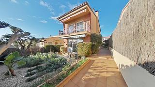 Chalet à Pinemar. Espectacular vivienda ubicada en urbanización pinemar.