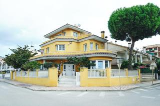 Chalet à Centre. Chalet en el centro de pineda a 5 minutos de la playa