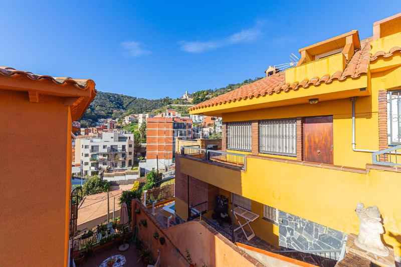 Foto b0b709d7-5c29-4d50-a0df-c18dd568854d. Casa pareada canovellessant genis dels agudells. en Barcelona