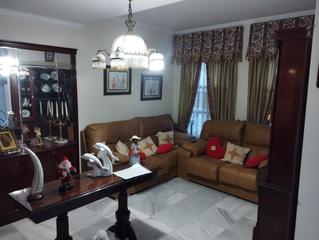 Casa aparellada a Puertas del sur - Guadabajaque. Casa situada a 10 minutos de la plaza arenal.