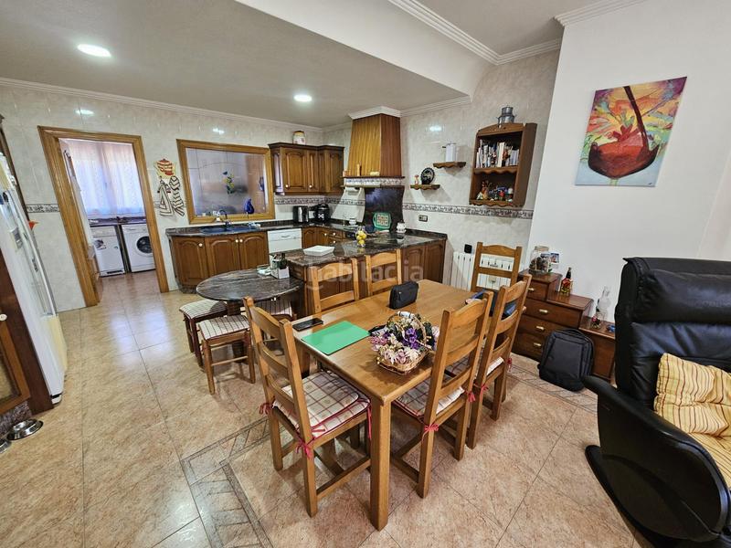 Foto e2139bf2-6a4e-4b36-a03e-c1a29e81f369. Casa pareada casa adosada en barrio carretera de sax en Elda