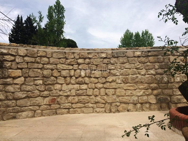 Foto 43cac5b0-8cbd-434a-af40-e323a2d0b61a. Chalet zona de chalets junto a la carretera acceso a . en Baeza