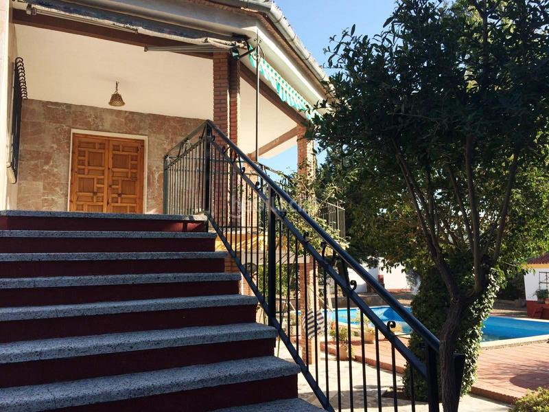 Foto 83ab8d09-6309-4d8b-b1d4-9b7574a46963. Chalet zona de chalets junto a la carretera acceso a . en Baeza