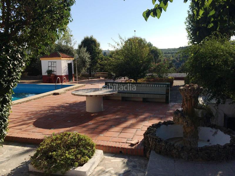 Foto c986af53-f1fd-44b5-bc6c-f662f0b3b653. Chalet zona de chalets junto a la carretera acceso a . en Baeza