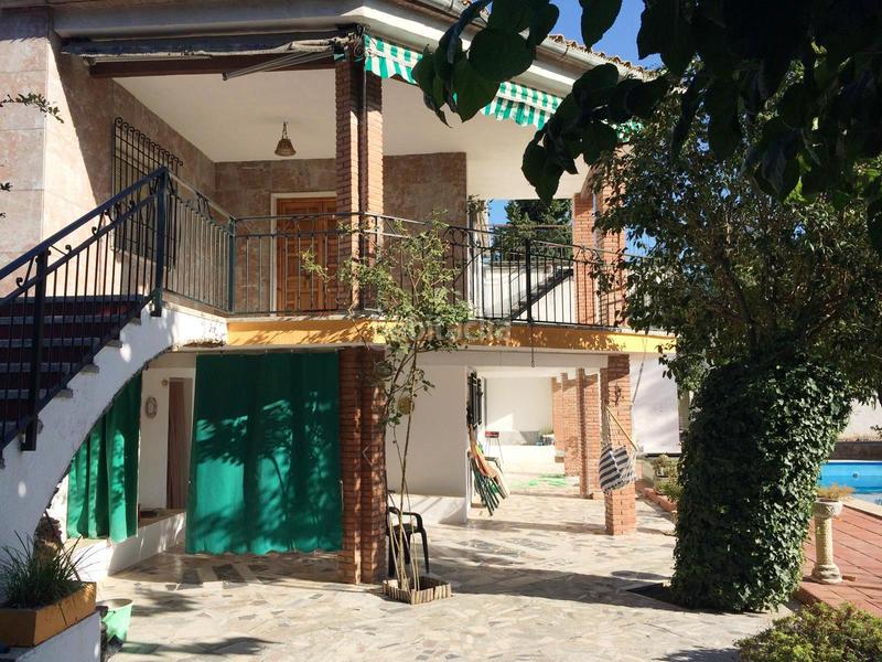 Foto cc507815-89b2-43f8-8ff1-078d9fdf4d2a. Chalet zona de chalets junto a la carretera acceso a . en Baeza