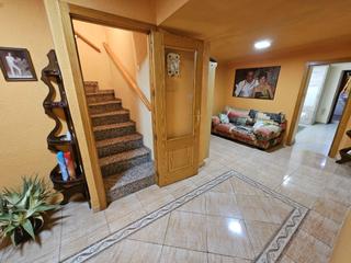 Casa aparellada a Monòver. Casa de 2 plantas, patio y cueva en las casas del señor
