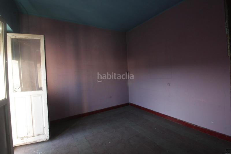 Foto 0dcf8c36-b6de-410e-a775-22b4f20c4b9d. Planta baja piso para reformar todo exterior. al lado del huca en Oviedo
