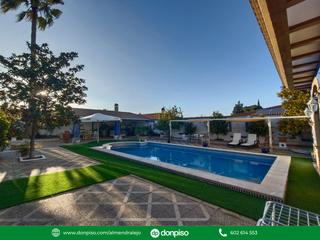 Xalet a Almendralejo. Chalet situado en la urbanización san marcos