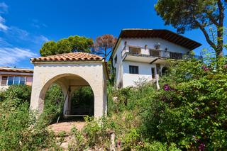 Chalet in Montmar. Av 342, con vistas al mar.