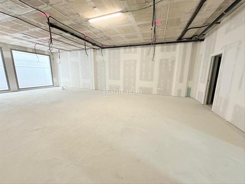 Foto f7f41717-8eb9-4abc-83ca-8737cc3815cc. Alquiler local comercial en el mejor eje comercial , la rambla en Sabadell