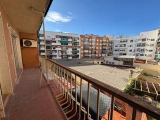 Pis a Barrio de Patraix. Próximo a la plaza patraix