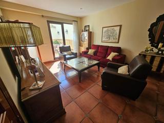 Casa aparellada a Biar. Casa de 3 plantas de reciente construcción, c mayor