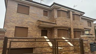 Xalet a Centro. Casa  i independiente reformada a la venta