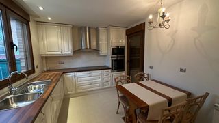 Chalet in Centro. Casa  i independiente reformada a la venta