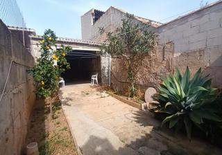Casa aparellada a Es Llombards. Vivienda de la plaza principal del pueblo
