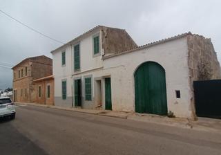 Casa aparellada a Es Llombards. Calle tranquila a 400 m. de la plaza principal.