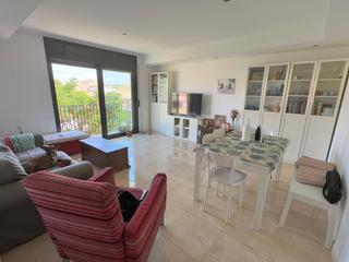 Duplex à Llorenç del Penedès. Zona muy tranquila con los servicios muy proximos.
