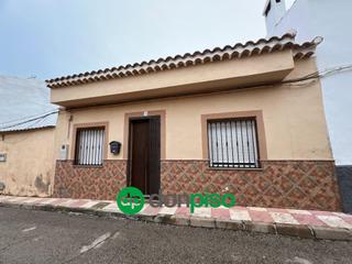 Casa pareada en Navas de Jorquera. Calle jardín, cerca del parque infantil.