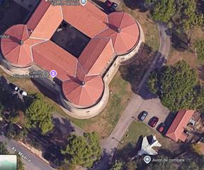 Pis a Centro. Edificio en la zona de cueva de la mora.
