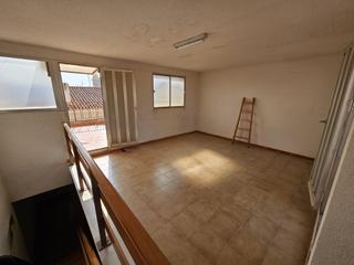 Maison jumelée à Novelda. Vivienda unifamiliar con local comercial, zona casino