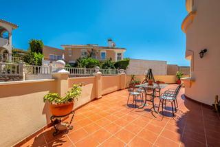Rez-de-chaussée à Torreblanca del Sol. Zona tranquila cerca del centro de los boliches y mar
