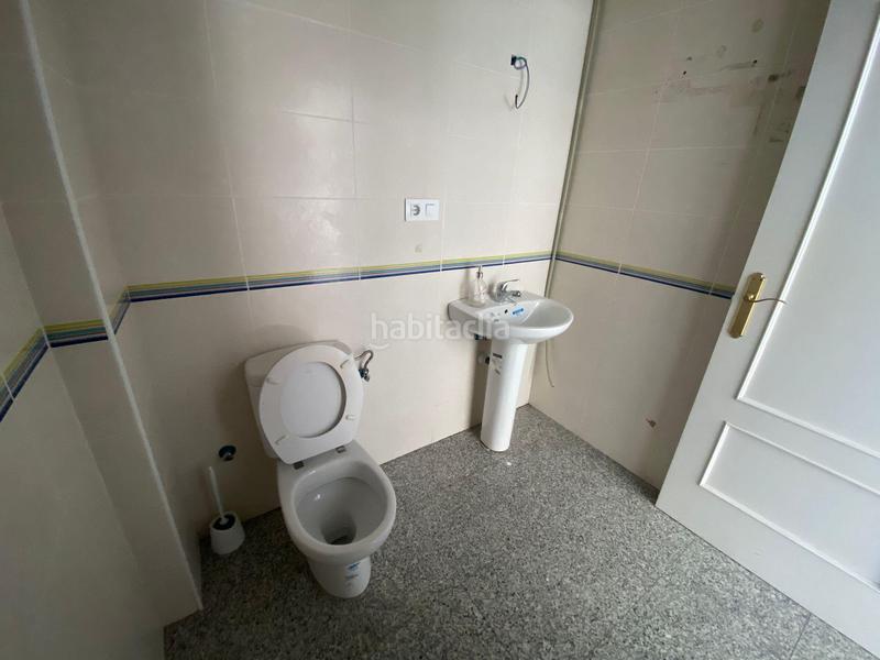 Foto 8fb2c2fd-d1ac-46a9-b0c5-1b8f5c1d175e. Alquiler local comercial entre gasolinera y paseo de cánovas en Cáceres