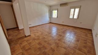 Appartement à Las Águilas. Piso bajo en calle rompedizo, urb. cerrada con parking