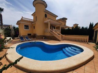 Chalet en Los Almendros. Zona residencial pau 26, orihuela costa