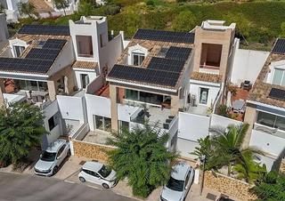 Casa aparellada a Casablanca - La Viñuela. Urbanización de casas pareadas, con piscina y  gimnasio