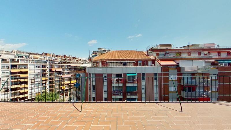 Foto f6f53a92-c11e-4b4a-a97e-ba28c126879f. Ático próximo a avenida mistral en Sant Antoni Barcelona