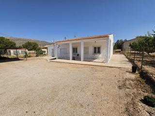 Masia a Jumilla. Casa de campo con piscina junto a las encebrasjumilla