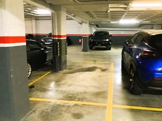 Autoparkplatz in Centre. Centre aprop de la plaça de la dona del textil