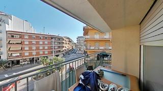 Appartement à Centre. Centro de pineda de mar, junto a todos los servicios.