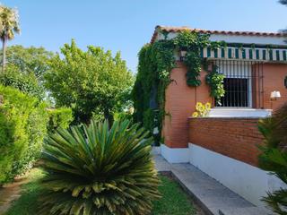 Chalet à Carmona. Estupendo chalet urbanización con todos los servicios
