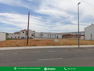 Finca rústica a Almendralejo. Terrenos urbanos cercanos a la policia nacional.