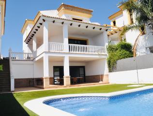 Casa aparellada a Ayamonte ciudad. Junto al centro comercial la plaza.