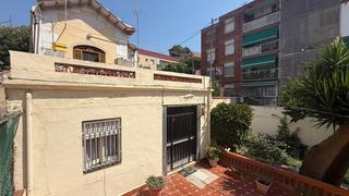 Chalet in Guinardera. Singuerlin santa coloma gramanet