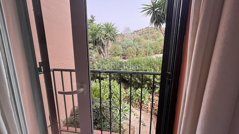 Foto 90e3037d-b817-4eb3-b2eb-005bc31a485a. Casa pareada en sitio de Calahonda, de campos de golf, 10 min. playa en Mijas
