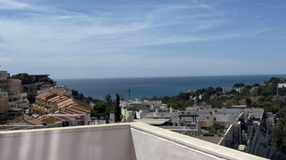 Àtic a Nueva Torrequebrada. Frente a un parque que tiene kiosco y restaurante
