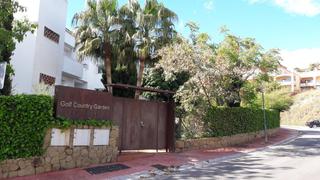 Àtic a Nueva Torrequebrada. Frente a un parque que tiene kiosco y restaurante